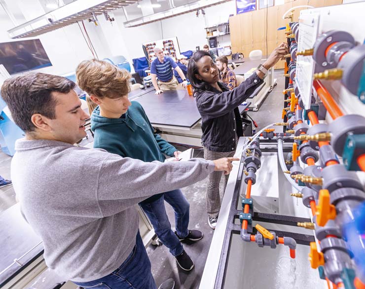 Students work in one of the engineering labs at Ӱֱ State