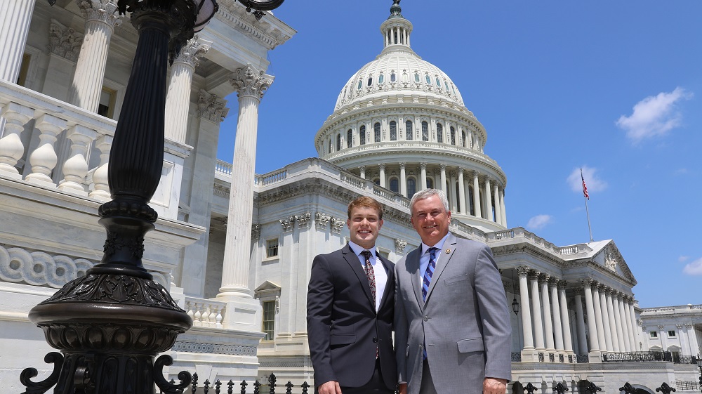 Ӱֱ State University student Luke Wyatt, pictured with Congressman James Comer at Capitol Hill